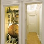 Ozdobą holu jest kolekcja afrykańskich figurek, masek i tarcz, prezent od ojca pana Macieja. Senior rodu zbierał je latami,