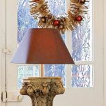 Ozdobna lampka. Farma pełna pięknych staroci