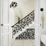 Ozdobną żelazną balustradę zrobił znany artysta kowal Andrew Finday. Na podłodze w holu kremowobiały trawertyn