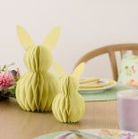 kolorowe ozdoby na wielkanocny stół i parapet