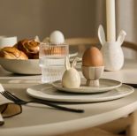 Stół na wielkanoc w skandynawskim stylu