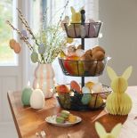 kolorowe ozdoby na wielkanocny stół i parapet