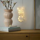 wiszące wielkanocne ozdoby na drzwi i okno