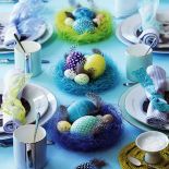 Pisanki doskonale prezentują się w gniazdach z barwionego siana. Poszczególne elementy, jak piórka, są kwestią