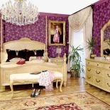 Pałacowa sypialnia R51. Za łóżko, dwie szafki nocne, komodę, szafę, kredens i lustro zapłacimy 14 999 zł. SZULTKA FURNITURE