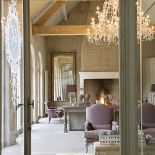 Pałacowe meble stoją na tle surowej ściany.