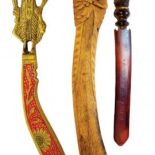 Pamiątkowy pomocnik z Indii. Drewniany otwieracz do listów z myśliwskiego kompletu na biurko. Nóż z szylkretu.