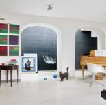 Pamiętajmy, że obrazy różnej wielkości wieszamy na jednej linii, wyrównując do dolnej albo górnej krawędzi ramy.