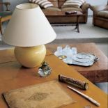 Pan Bogdan od lat kolekcjonuje zabytkowe meble o drobiazgi - mapy, starodruki, bibeloty.