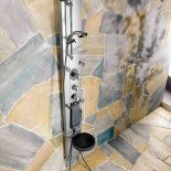 Panel prysznicowy z... siedziskiem ? dla tych, którzy łatwo się męczą. Może być zamontowany na ścianie lub w narożniku.