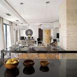 Pani domu powiesiła lniane zasłony, wstawiła kanapy i położyła dywan w ekologicznych kolorach.