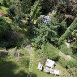 Pani Katarzyna uwielbia poduszki. Kupuje je pasjami. Zdobią wszystkie ogrodowe ławki.