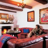 Pani Magda Szynkowska w salonie. Wieś kolorowa