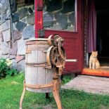 Pani Magda w swoim domu ma wiele przydatnych urządzeń, takich jak ta miodarka. Dzięki niej może mieć świeży miód