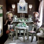 Panna Julia plotkuje z koleżanką. W domku lalek