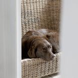 Panuje tu istna mieszanka stylów. A to kolonializm: plecione fotele. A to Orient: niskie stoliki, rzeźby Buddy, tace z