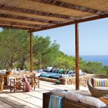 Panuje tu wyjątkowo wakacyjny klimat: hiszpańskie słońce, wielki taras urządzony jak małe mieszkanie i cudwny