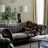 Paradny salon z wyjściem na park pełen jest pięknych przedmiotów.