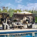 parasol ogrodowy do domu z basenem