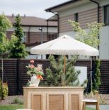 Pomysł na aranżację z parasolem ogrodowym