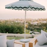 kolorowy parasol ogrodowy