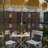 Żółty parasol ogrodowy