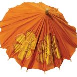 Parasolka z naszytymi aksamitnymi kwiatami, początek XX wieku, MUSEO DELL OMBRELLO