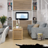 Parawan z deszczułek może zasłonić telewizor.