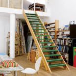 Parter to otwarta przestrzeń przecięta lekkimi, jakby zawieszonymi w powietrzu schodami, które wymyślił pan Jacek.