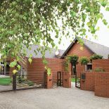 Parterowa willa niedaleko Poznania. Nowoczesny dom otoczony łąką