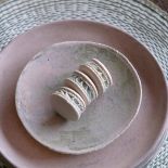 Joanna woli wzorzyste tapety od betonowych ścian. Domy z duszą od tych supermodnych. A jednak często słyszy głosy: Wow,