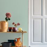 pastelowa ściana w małym pokoju