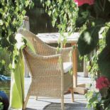 Pasuje na taras i do ogrodu zimowego. Lekki fotel Memphis na aluminiowym stelażu wypleciono z syntetycznej wikliny. Cena -