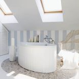 Pasy na ścianie są tak równiutko wymalowane, że wyglądają jak tapeta.