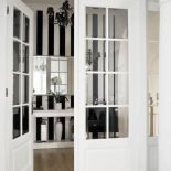 Pasy w przedpokoju nadają wnętrzu określony rytm.