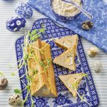 Pasztet biały drobiowy z przepiórczymi jajami.