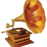 Patefony bez problemu można było dopasować do wnętrza. Zarówno tuby, jak i skrzynki nawiązywały stylistyką