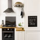 Patelnie i garnki nie tylko zdobią. Obrazki w starej kamienicy