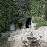 Patio otoczone murami to idealne miejsce na śniadanie w ciepły dzień.