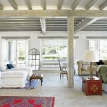 Pełen antyków zbieranych przez gospodarzy przez lata.