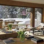 Pełen klasyków dizajnu - szezląg Le Corbusier i krzesła duńskiego projektanta Hansa Wegnera.