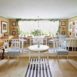 Pełne światła i koloru nieformalne wnętrze zaprojektowano po to, by w nim biegać, śmiać się i relaksować do woli.