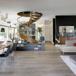 Pełno tu diazjnerskich żartów: kopii portretów z XVIII wieku przerobionych na styl pop-art, dziwnych lamp