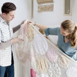 Pełno tu serwetek wydzierganych z kordonka: różowe i białe w sypialni, zielone w łazience, niebieskie w kuchni.