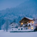 Pensjonat stoi przy szerokiej nartostradzie.