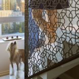 Takie widoki zobowiązują. Nowoczesny, luksusowy apartament został więc urządzony tak, żeby nic ich nie zasłaniało. Nawet