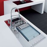 Pento 60 B-CN jest ze stali polerowanej. Ma też szklaną deskę, sitko, zestaw tarek, dozownik na płyn i stelaż