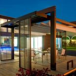 Pergole z jodły – wolno stojące lub montowane przy domu, z przesuwanymi drzwiami.