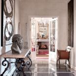 Perskie dywany, afrykańskie bębny, weneckie szkła, wyszukane forniry i marmury. Projektanci Ramón i Paco mieli