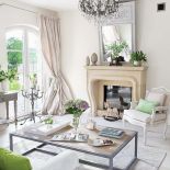 Piaskowy kominek wyrzeźbił artysta z Kielc.